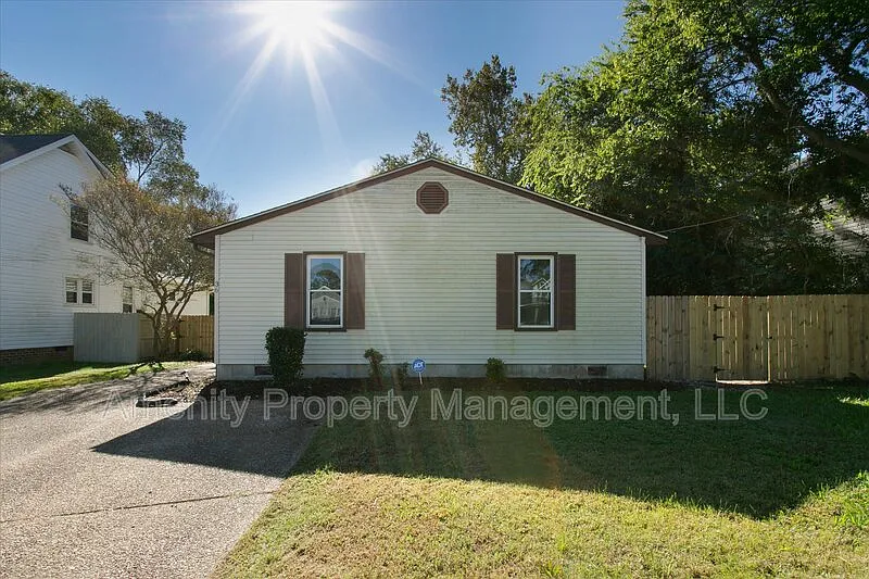 3 bed, 2.5 bath, 1399 sqft, $2,100 — Photo 2