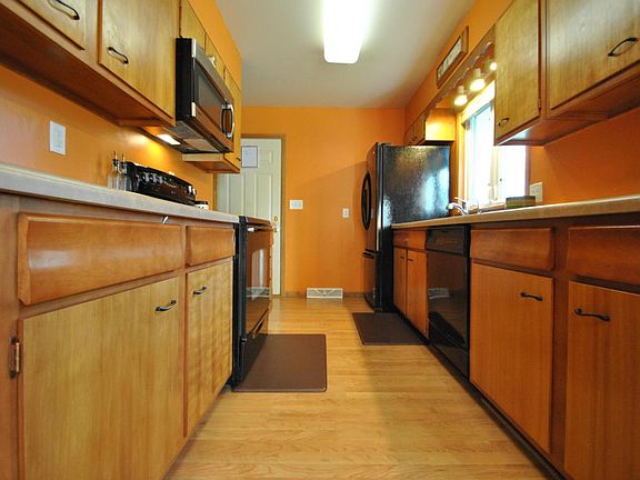 4th image of 306 E 8 1/2 St