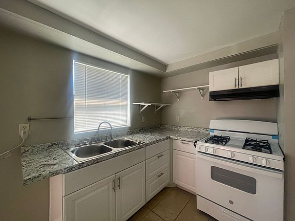 4th image of 802 W Warren St #A