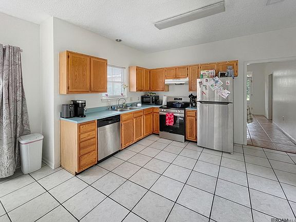4th image of 301 Meadow Bend Dr