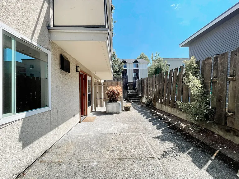 4001 NE 50th St — Photo 10