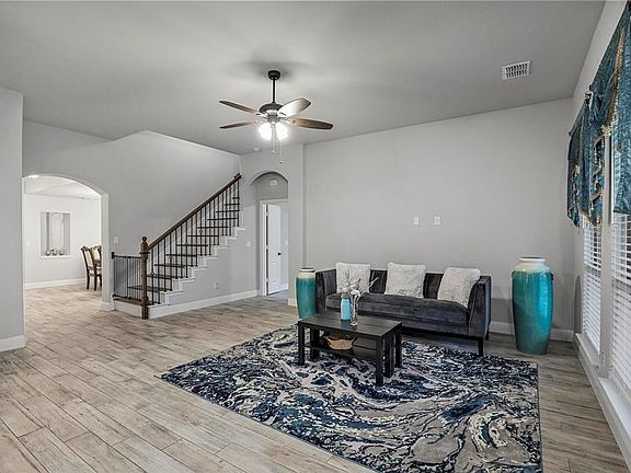 4th image of 2812 Lakeside Dr