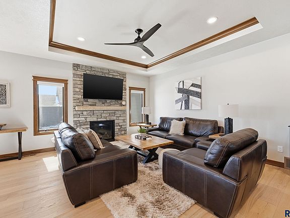 2nd image of 2701 W Oak Hill Dr