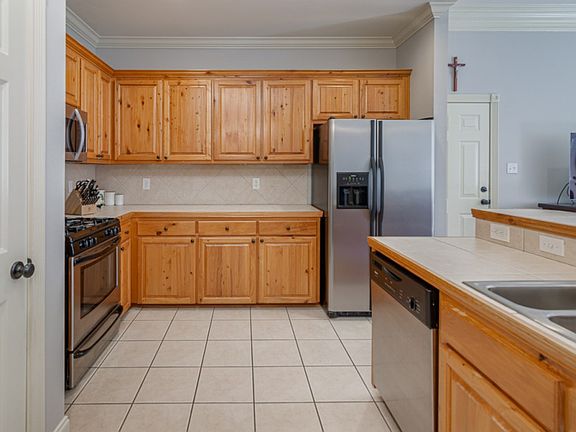 5th image of 10218 Springtree Ave