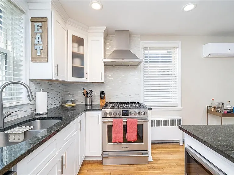 118 W 46th St — Photo 3