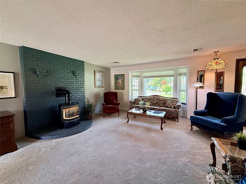 4th image of 106 Perkins Street N