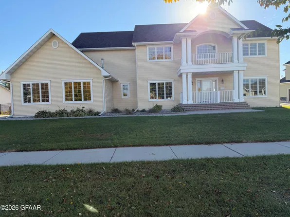 684 Vineyard Dr, Grand Forks, ND 58201