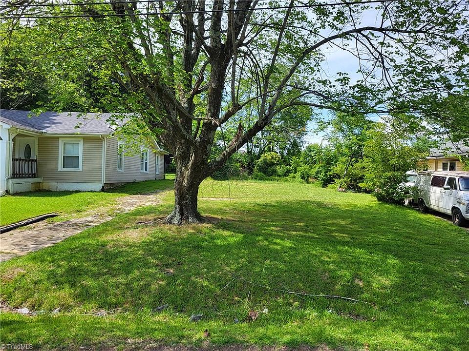 2nd image of 811 Willow Pl #16