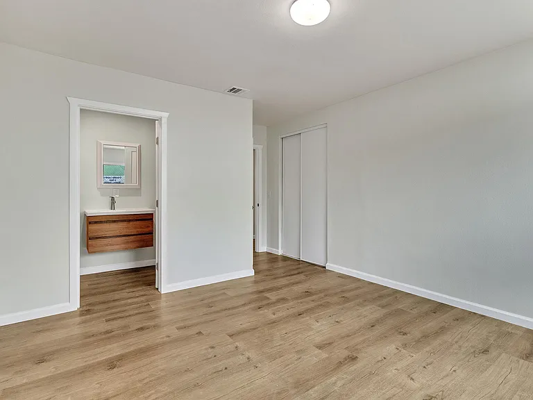 11720 Hamlin St — Photo 8