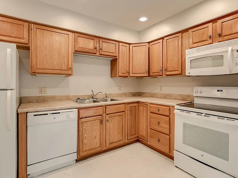 4115 N 213th Cir — Photo 36