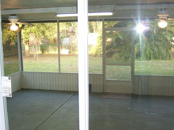 Screened lanai and yd
