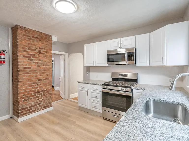 39 Perry St #1 — Photo 2