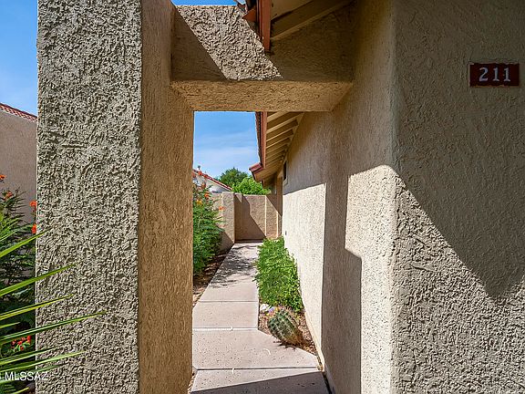 4th image of 211 E Suntree St