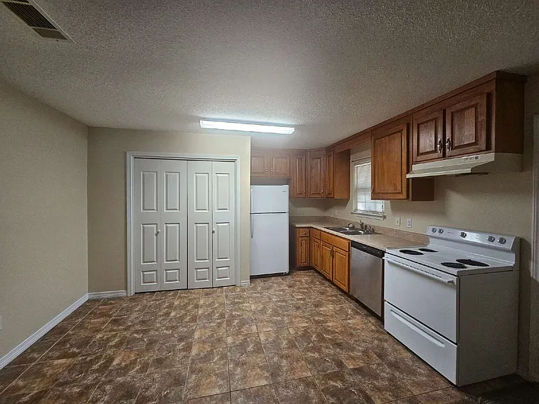 2040 E Roberts Rd — Photo 3