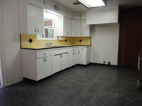 Bright, light kitchen