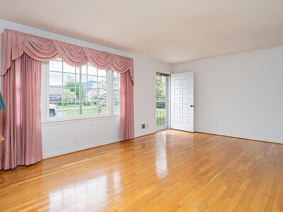 3rd image of 150 Heatherwood Ln