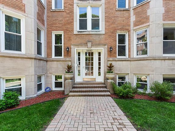 3rd image of 867 W Cornelia Ave #1