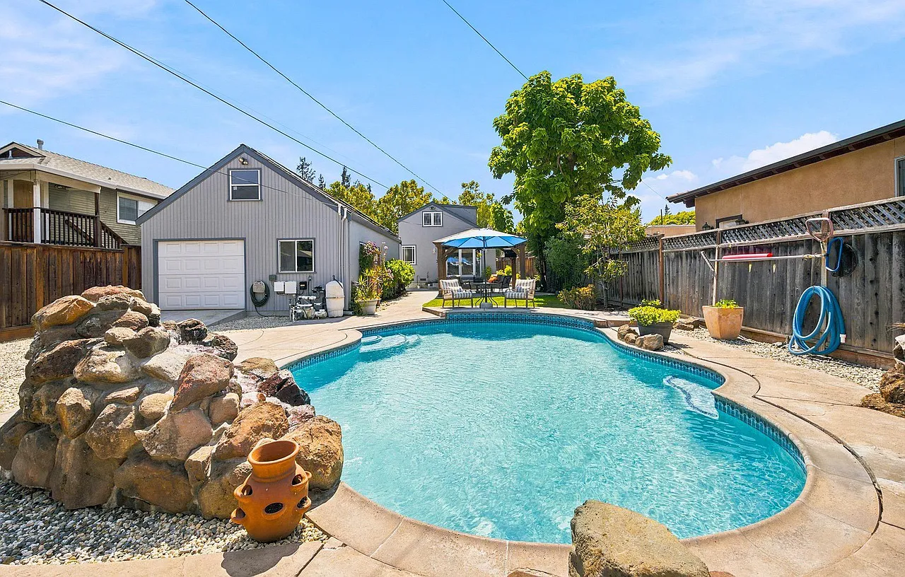 4 bed, 1979 sqft, $5,615 — Photo 4