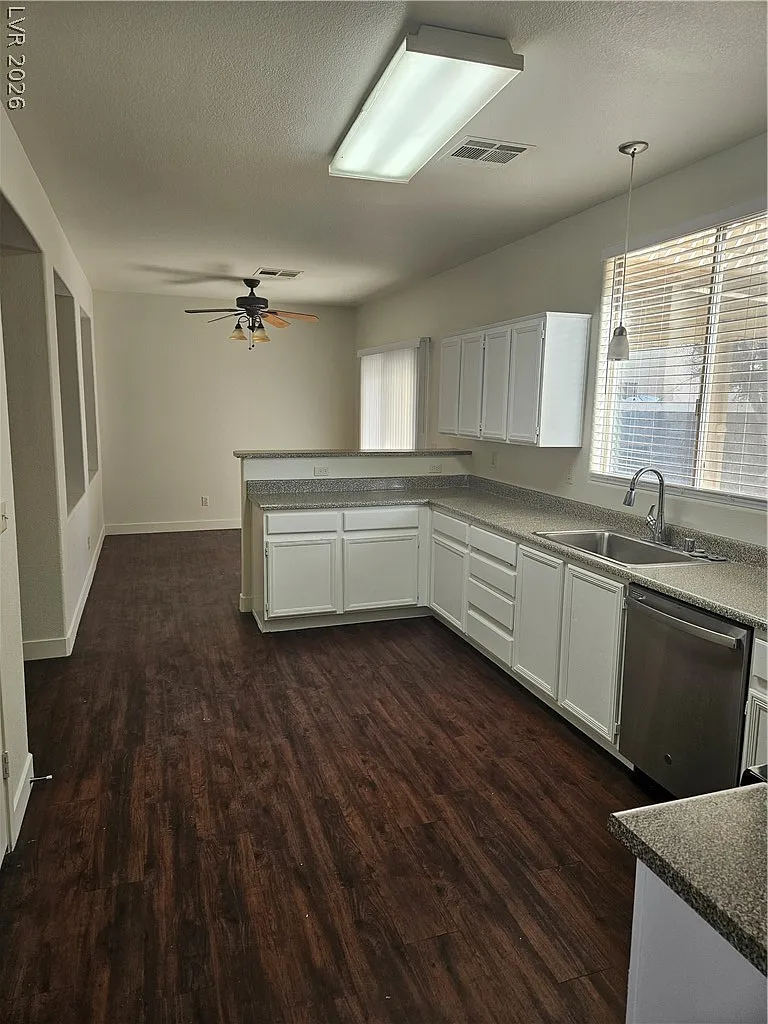 4 bed, 2.5 bath, 2502 sqft, $2,000 — Photo 4