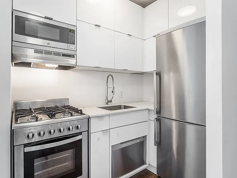 117 E 7th St #2D — Photo 1