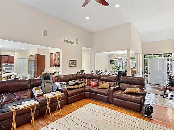 3rd image of 372 W Kilbridge Dr