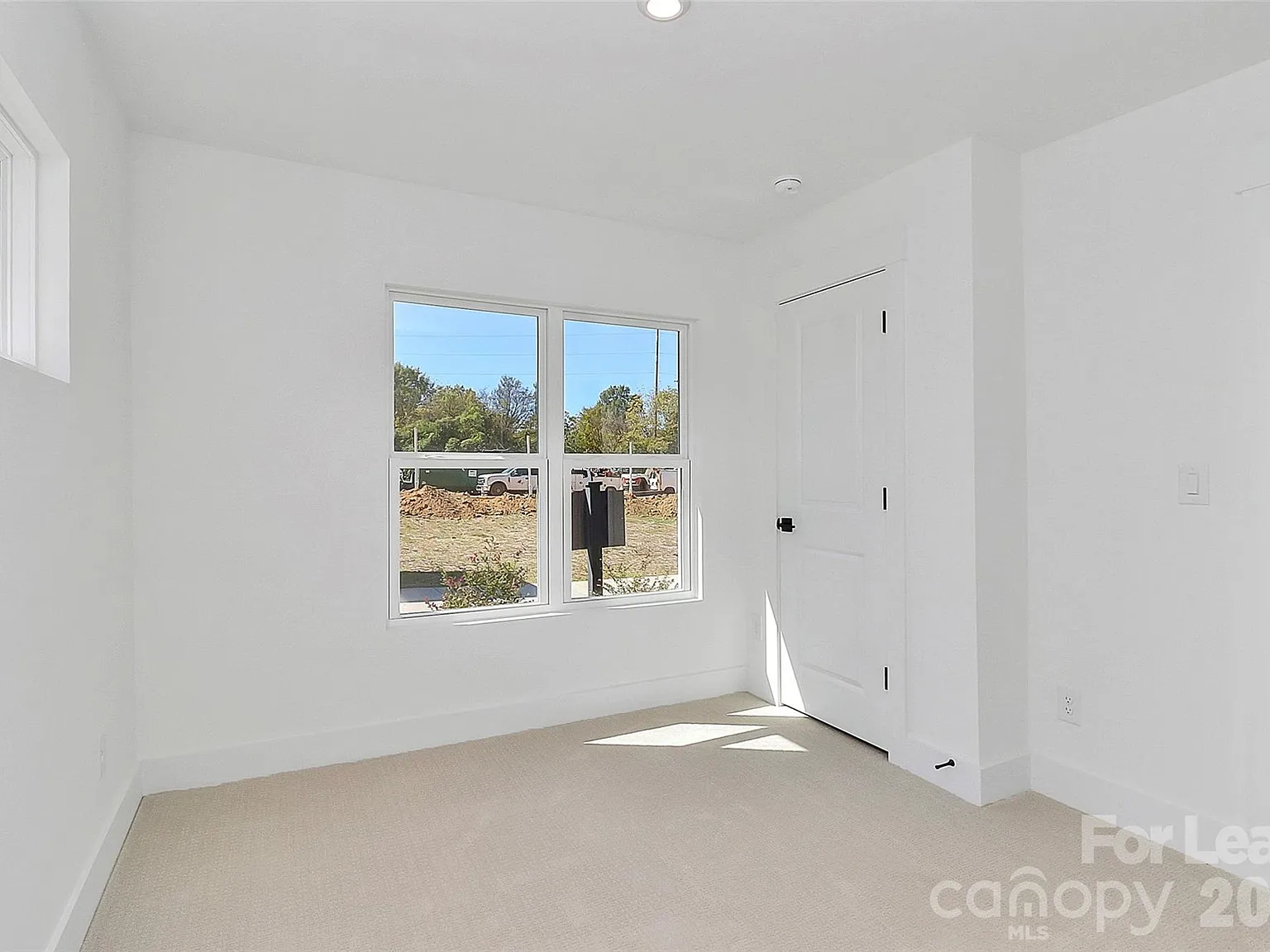 4 bed, 4.5 bath, 2120 sqft, $2,999 — Photo 3