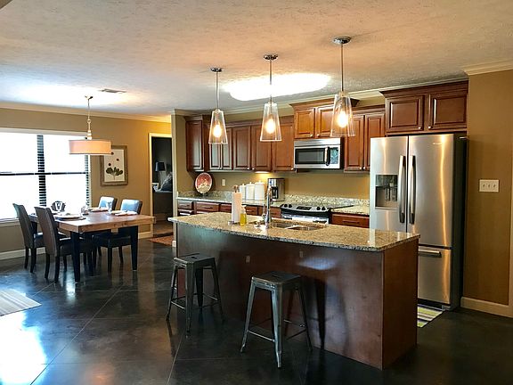 4th image of 5410 Chateau Dr