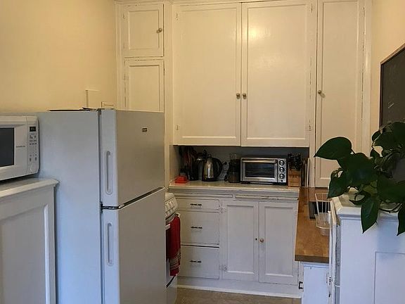3rd image of 531 Bellevue Ave E