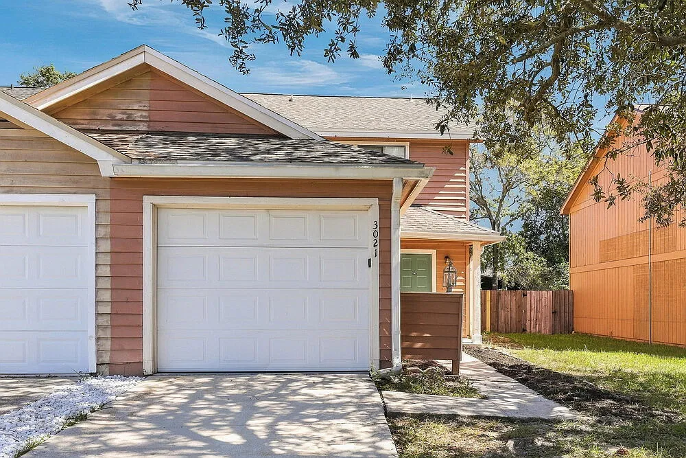 3 bed, 1.5 bath, 1368 sqft, $1,985 — Photo 1