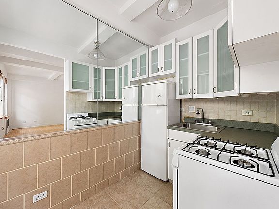 5th image of 116 W 72nd St APT 2B