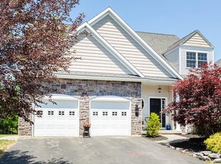 17 Callaway Cir, Loudonville, NY 12211