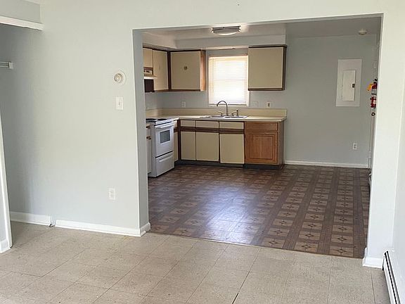 2nd image of 815-819 Ferry St #815