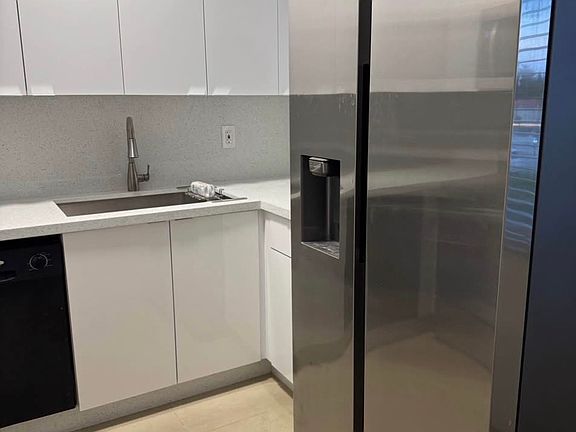 3rd image of 4 Alhambra Cir APT 3