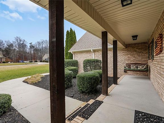 5th image of 183 Oak Leaf Dr