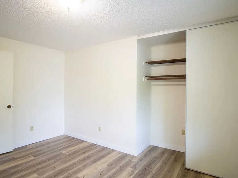 Free Rent Special: Spacious Top Flr 2bdr Flat, W/D Hk-Up, D/W, Tons Of Storage, Balcony! — Photo 11