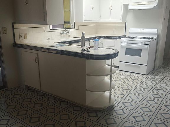 4th image of 784 Grossmont Ave