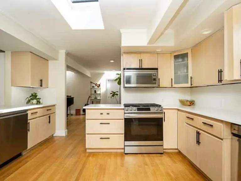 3841 Bayridge Ave — Photo 3