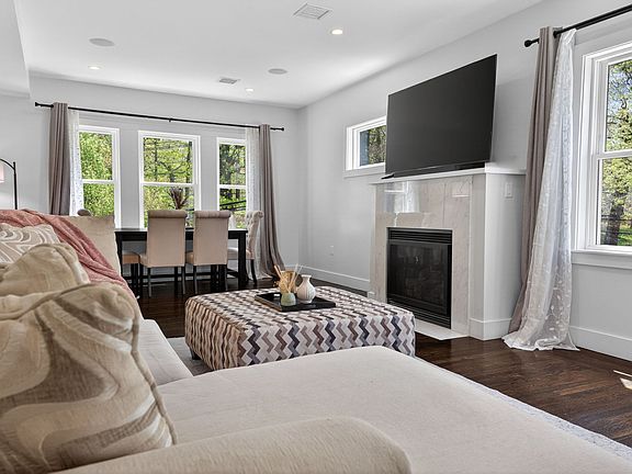 4th image of 319 Forest Hills St #2
