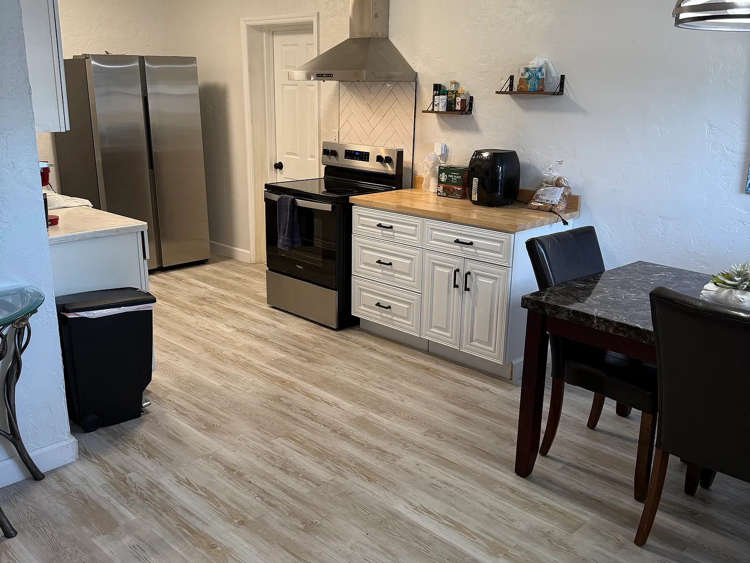 2 bed, 800 sqft, $2,400 — Photo 2