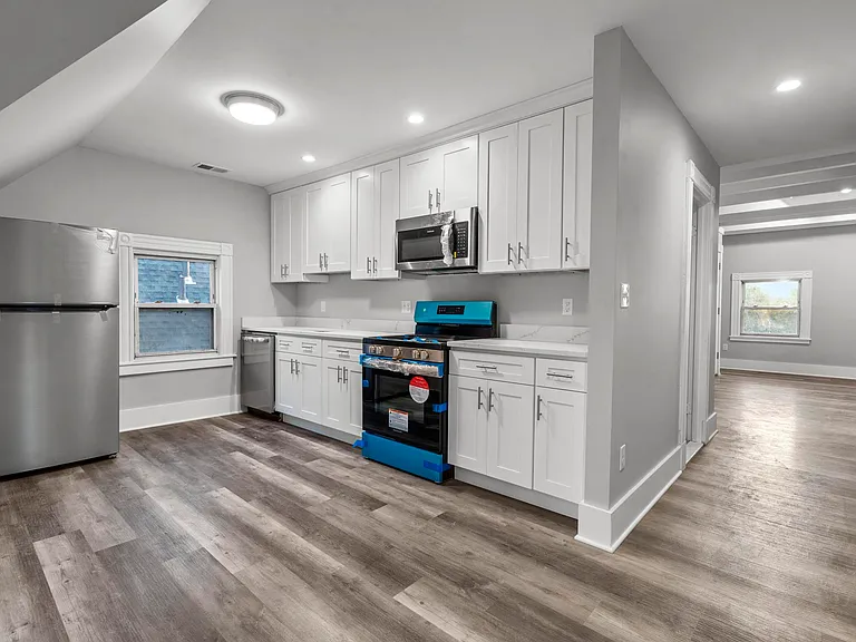 548 Ferry St #3 — Photo 2
