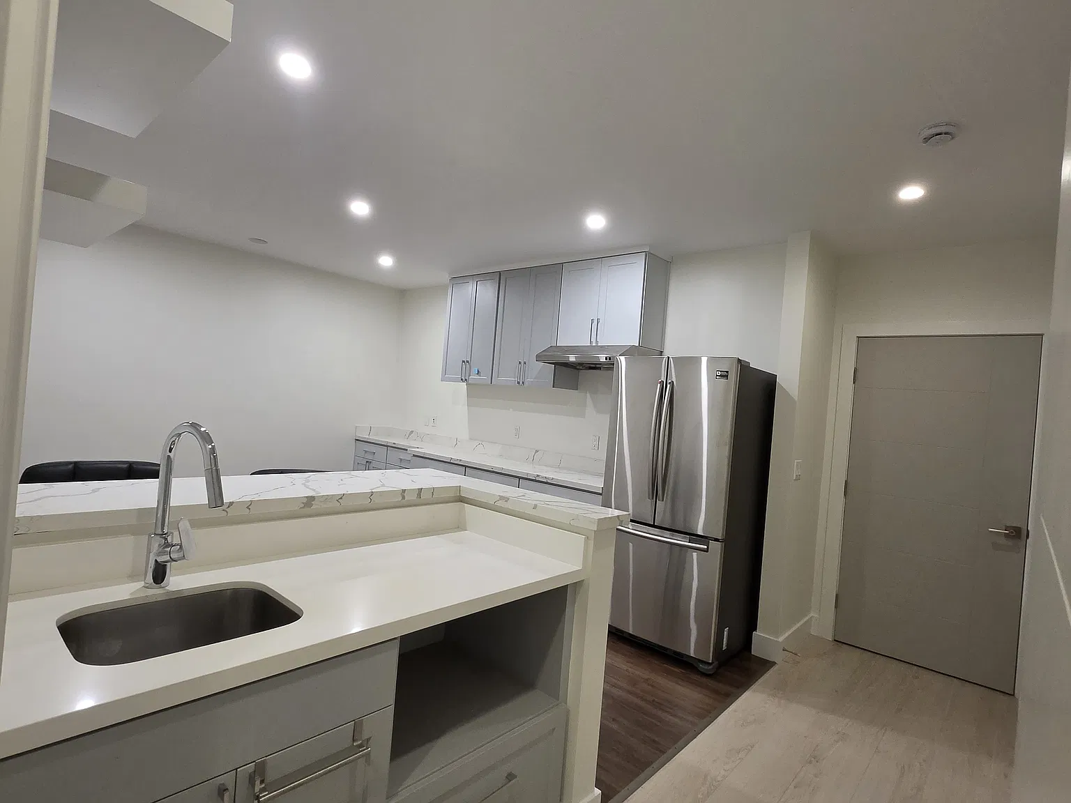 2 bed, 580 sqft, $3,200 — Photo 2