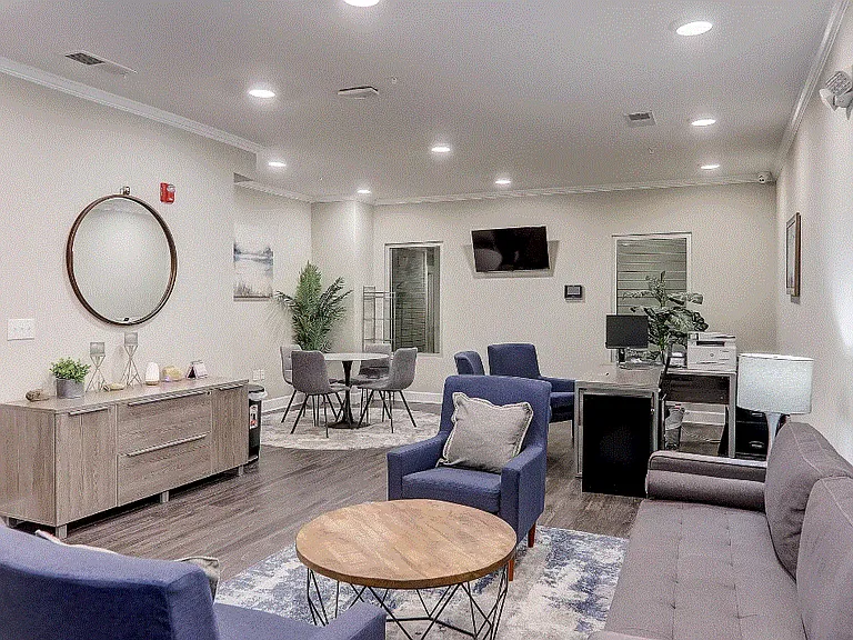 360 Hilliard Apartments — Photo 3