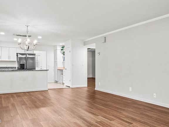 5th image of 416 Jacaranda Dr