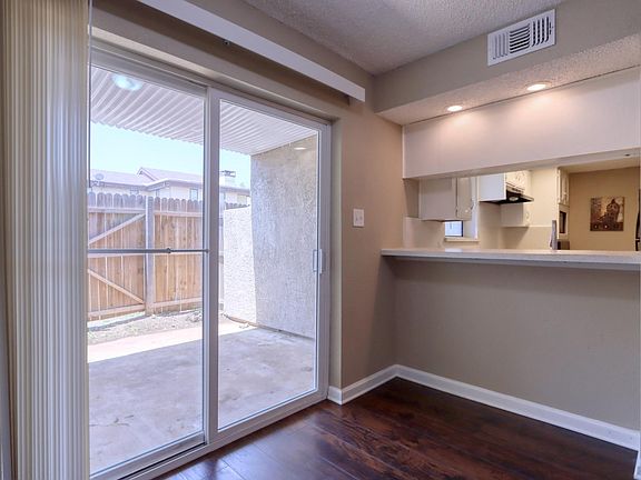 5th image of 711 Harbour Town Dr APT 1