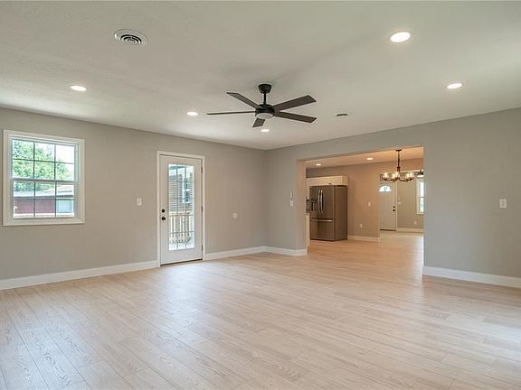 5th image of 2031 Hillsdale Dr