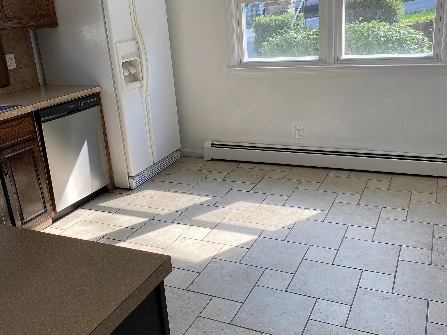 3 bed, 1.5 bath, 1500 sqft, $5,000 — Photo 2