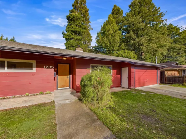 1205 Riverside Dr, Rio Dell, CA 95562