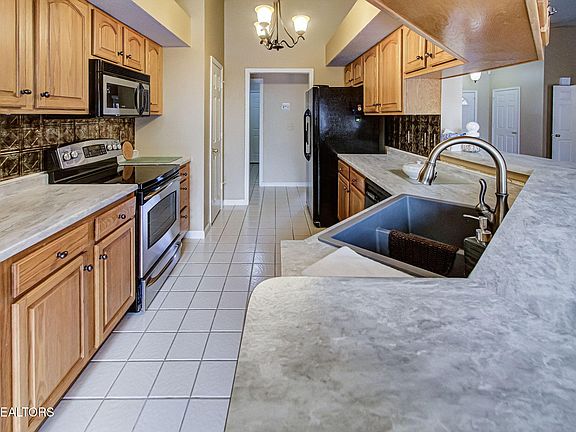 3rd image of 214 Royal Oaks Dr