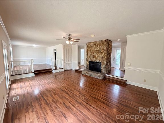 5th image of 6024 Dovefield Rd