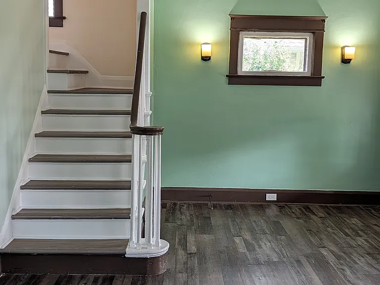 526 Ogden Ave — Photo 3